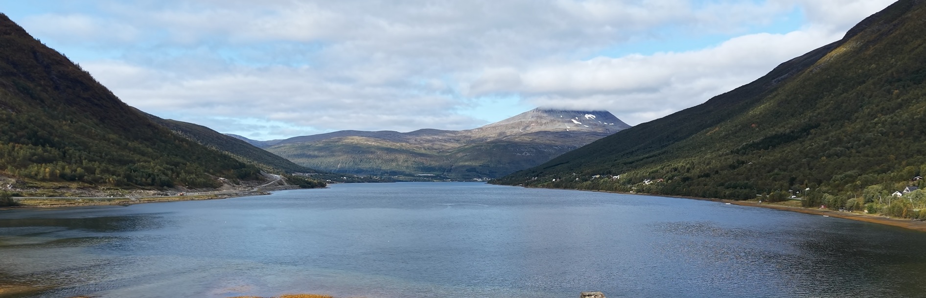 Utsikt over Ramfjorden mellom fjellene